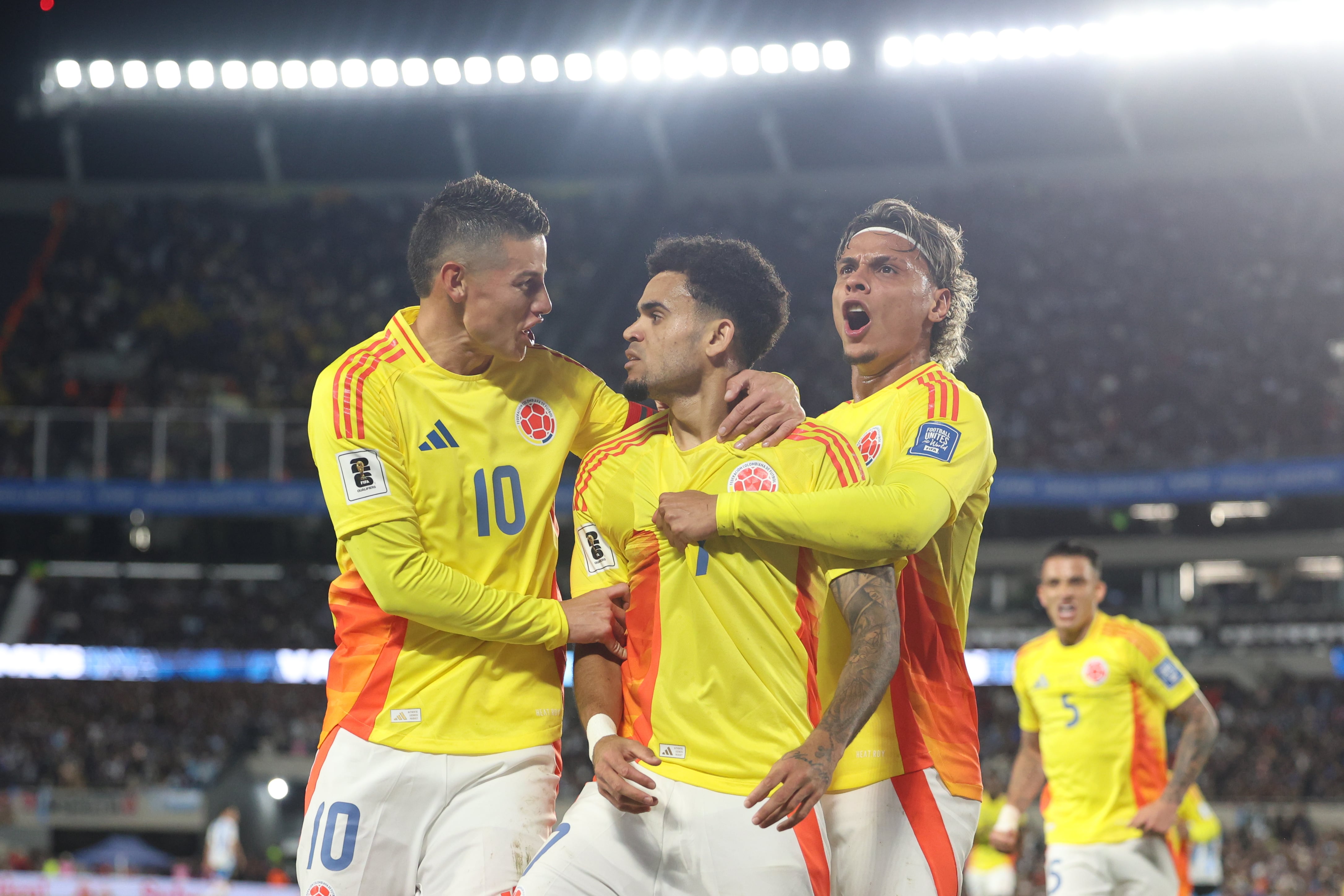 James Rodríguez (i), Luis Díaz (c) y Richard Ríos de Colombia celebran un gol este martes, durante un partido por las eliminatorias sudamericanas. Foto: EFE.