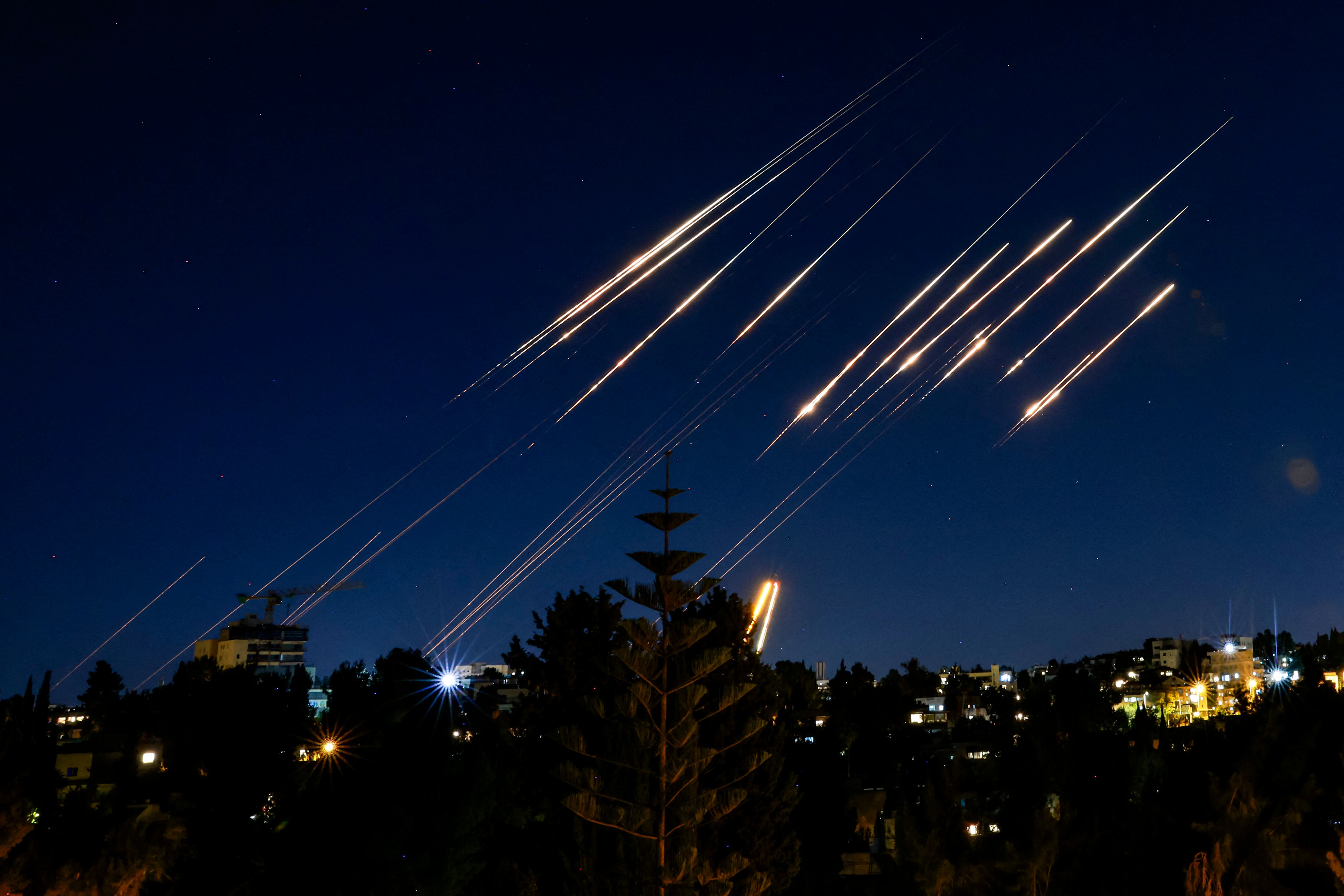Misiles vistos desde el cielo en Jerusalén. FOTO:  MENAHEM KAHANA/AFP via Getty Images