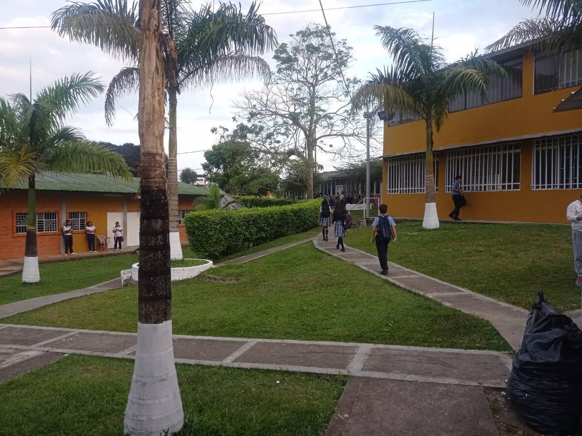‘Pico y estudiante’ en colegio de Landázuri por falta de docentes