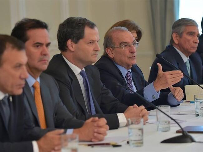 De izquierda a derecha: Roy Barreras, Frank Pearl, Sergio Jaramillo, Humberto de la Calle, María Ángela Holguín (atrás), Jorge Mora y Óscar Naranjo. Foto: Colprensa