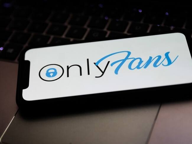 Madre demanda a escuela por rechazarla como voluntaria por tener OnlyFans