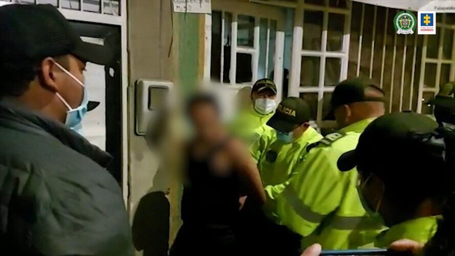 Los capturados fueron identificados como Carolina Galán, madre de Sara Sofía, y Nilson Díaz. Foto: Captura de video