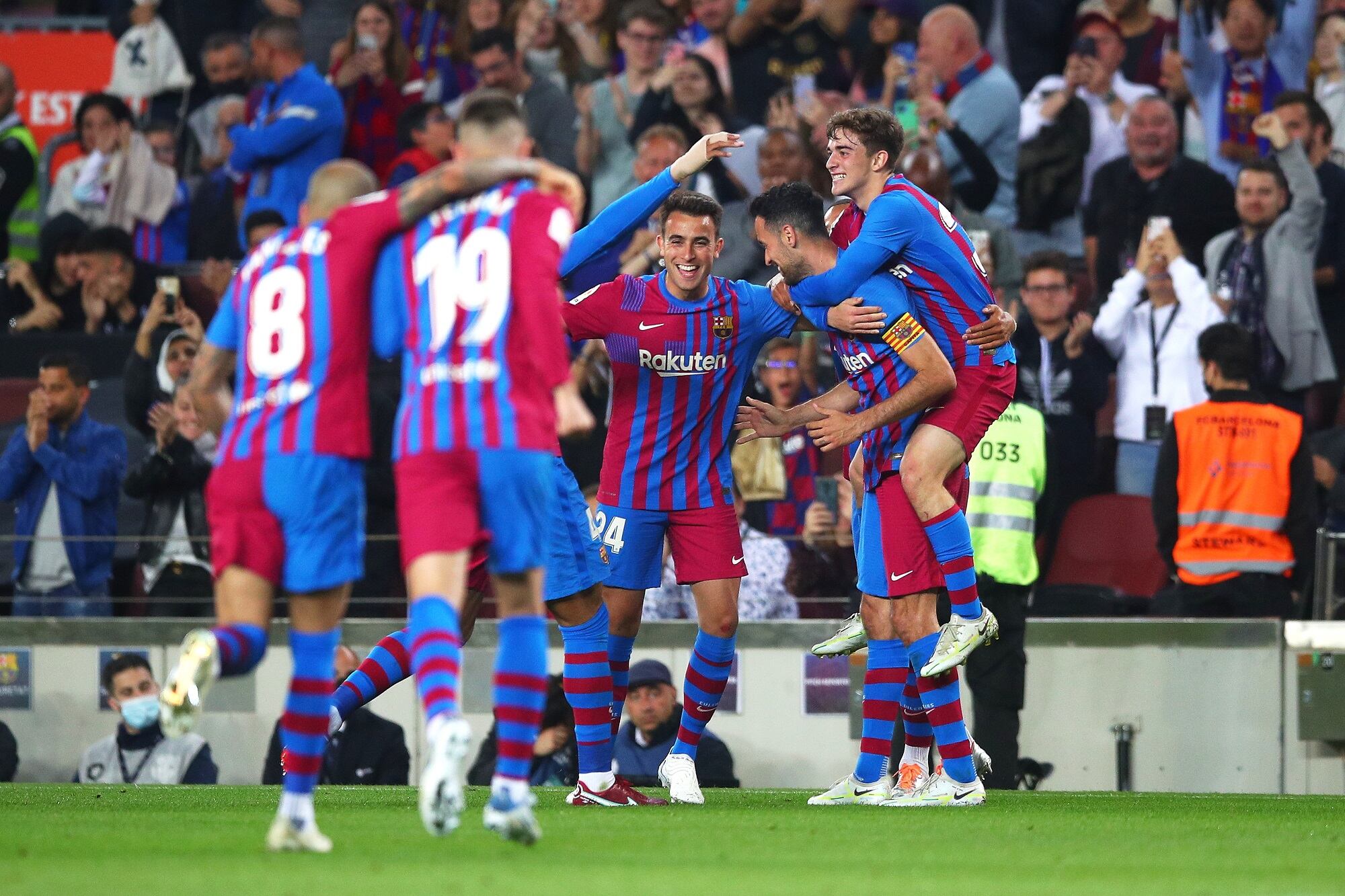 Celebración del gol de Sergio Busquets por parte de los jugadores del Barcelona ante el Mallorca (Photo by Eric Alonso/Getty Images)