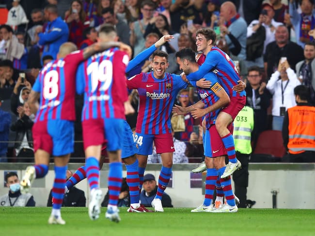 Celebración del gol de Sergio Busquets por parte de los jugadores del Barcelona ante el Mallorca (Photo by Eric Alonso/Getty Images)