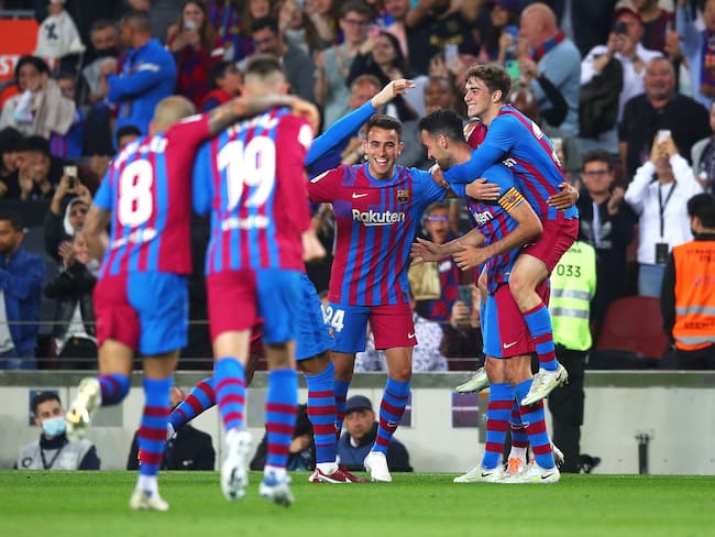 Celebración del gol de Sergio Busquets por parte de los jugadores del Barcelona ante el Mallorca (Photo by Eric Alonso/Getty Images)