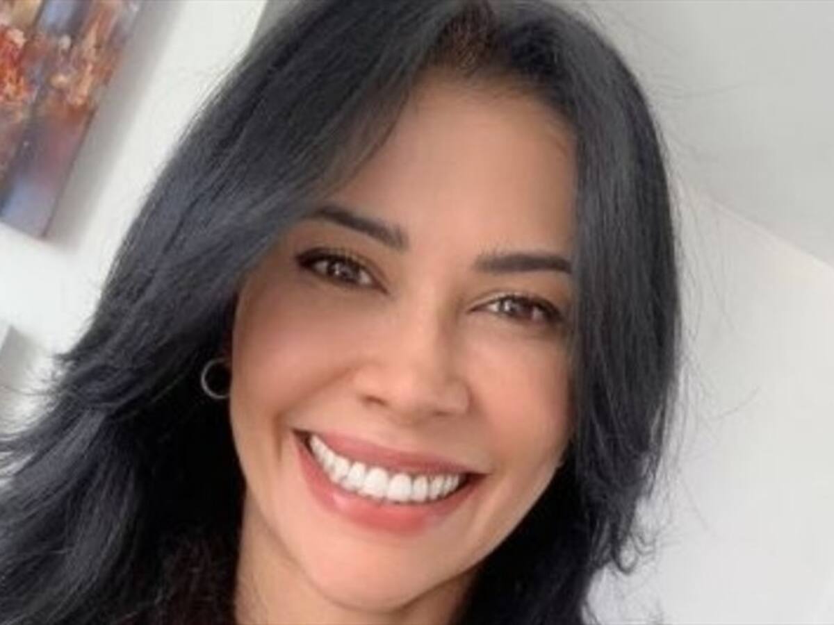 El sensual bikini dorado con el que Martha Isabel Bolaños dejó ver su tonificado cuerpo