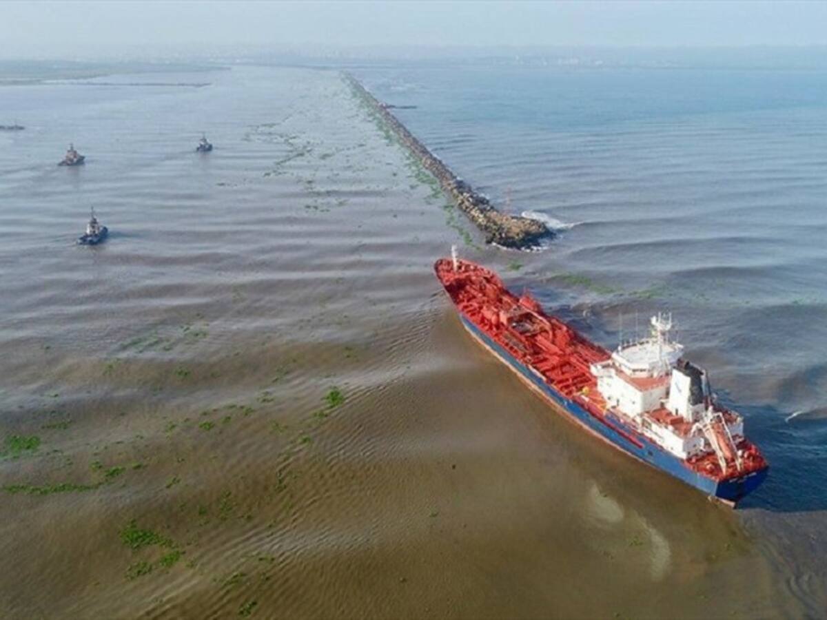 Avanzan labores para desencallar motonave en el Puerto de Barranquilla