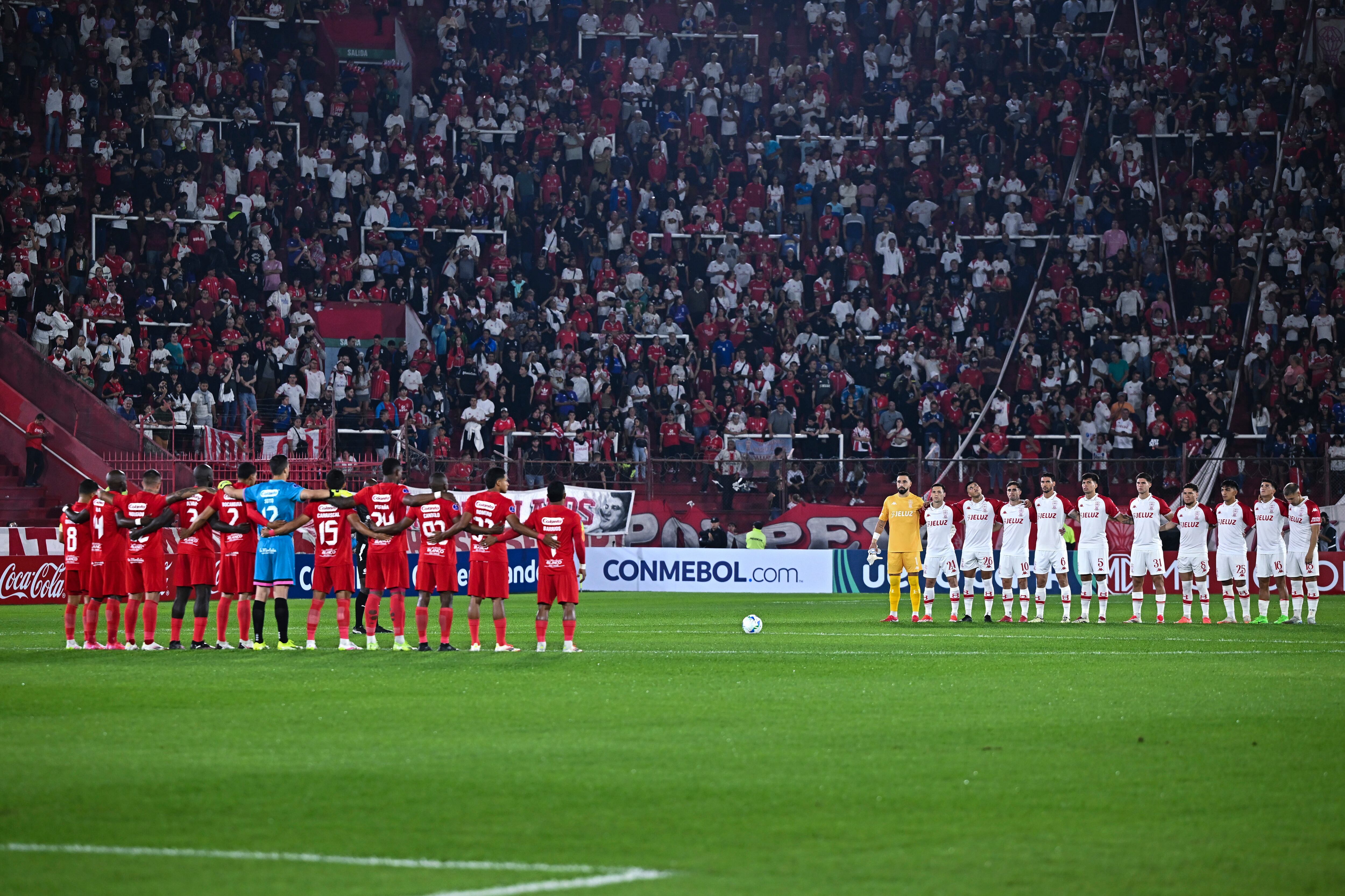 Jugadores de Huracán y América de Cali durante el minuto de silencio previo al inicio del partido. FOTO: Rodrigo Valle/Getty Images