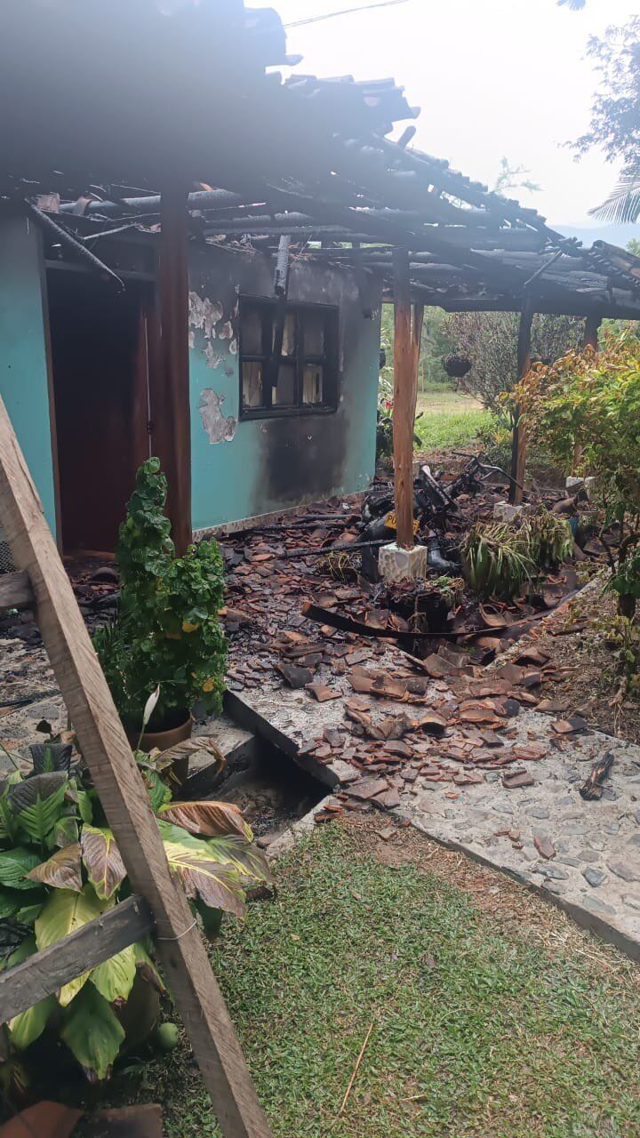 Con ayuda de la comunidad se controlaron las llamas. Crédito: Restitución de Tierras.