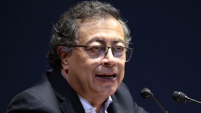 MEX581. CIUDAD DE MÉXICO (MÉXICO), 30/09/2024.- El presidente de Colombia, Gustavo Petro, habla durante una conferencia en el Antiguo Palacio de Medicina de la Universidad Nacional Autónoma de México (UNAM), este lunes en Ciudad de México (México). El presidente de Colombia, Gustavo Petro, planteó “una revolución mundial” ante la emergencia climática causada por los combustibles fósiles, durante una conferencia en la capital mexicana, donde ironizó con la participación indirecta de la presidenta electa, Claudia Sheinbaum, en la guerrilla del M-19. EFE/ José Méndez