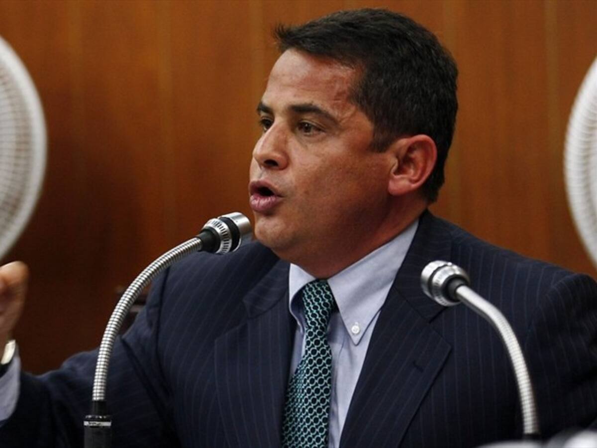 Viceministro Carlos Ferro renuncia por escándalo de "comunidad del anillo"