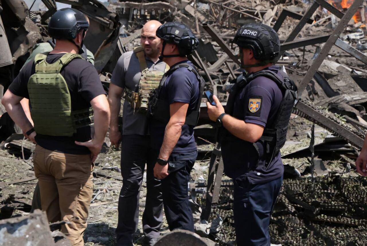 Equipos de seguridad tras ataques balísticos rusos en Samar. FOTO: Dnipropetrovsk Reg. Military Adm./Anadolu via Getty Images