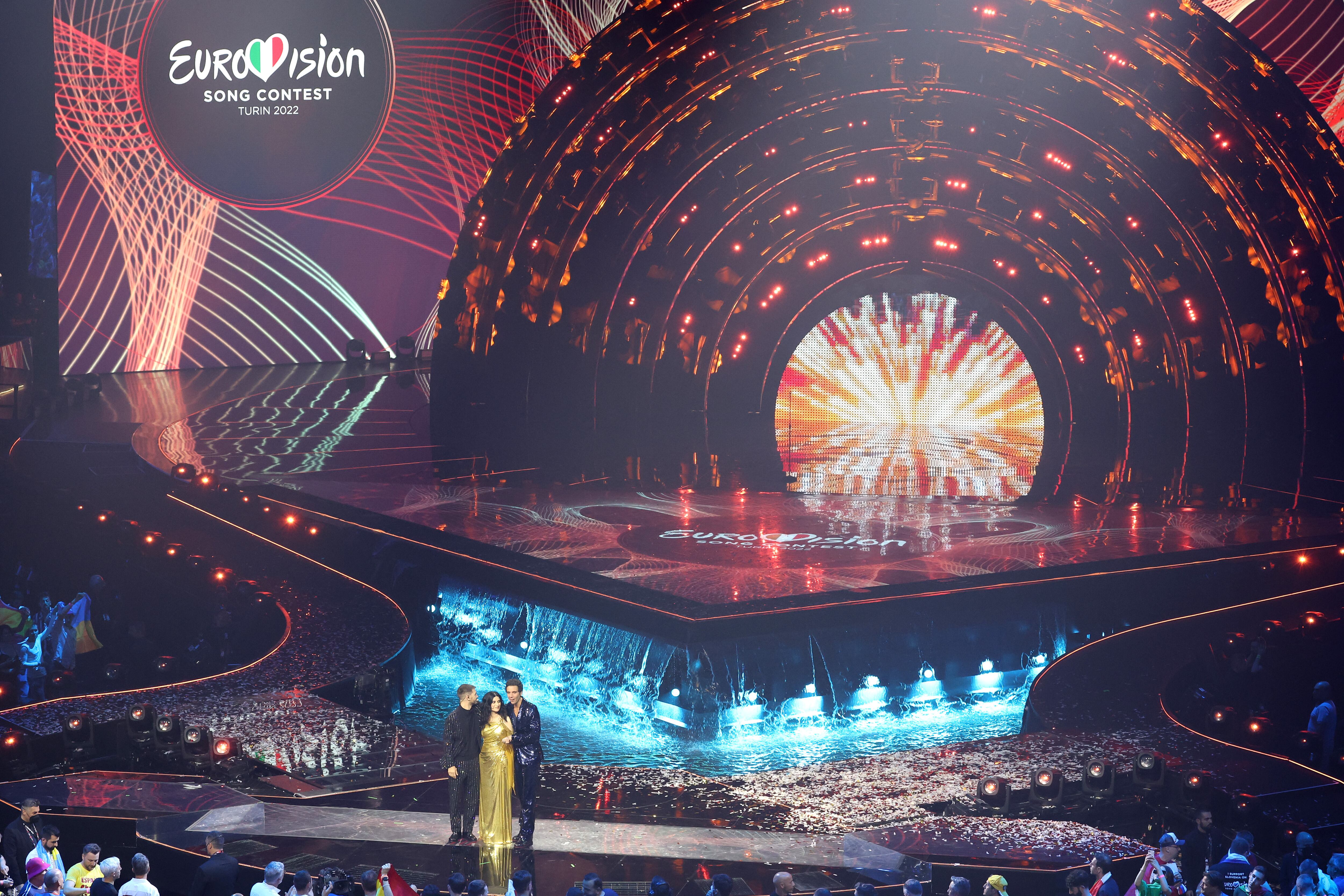 TURIN, ITALY - MAY 14: Alessandro Cattelan, Laura Pausini and Mika speak on stage during the Grand Final show of the 66th Eurovision Song Contest at Pala Alpitour on May 14, 2022 in Turin, Italy. (Photo by Daniele Venturelli/Daniele Venturelli / WireImage )