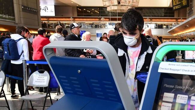 La preocupación de estos funcionarios era que solo los estaban enviando con máscaras con filtros N95 y lentes de seguridad. Foto: Getty Images