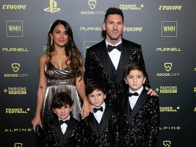 Lionel Messi, Antonella Roccuzzo, Thiago Messi, Mateo Messi Roccuzzo and Ciro Messi Roccuzzo en la gala del Balón de Oro 2021. Foto: Getty Images