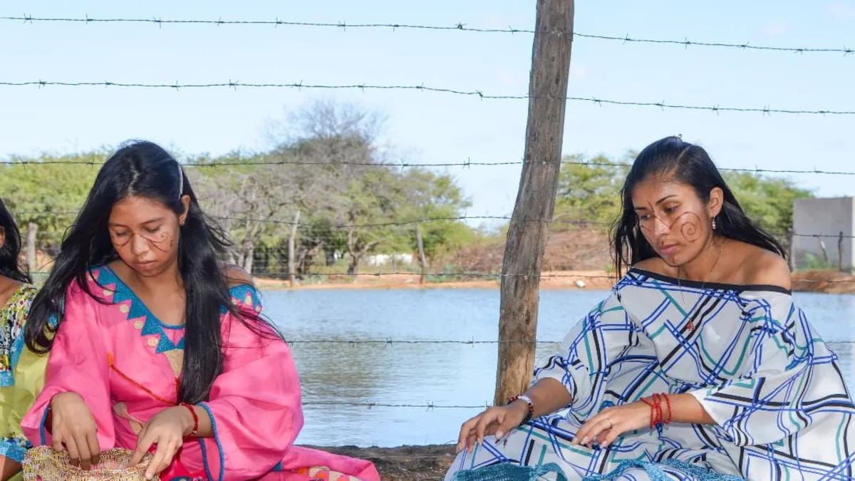 En Uribia, indígenas wayúu elaboran mochilas a partir de bolsas plásticas recicladas