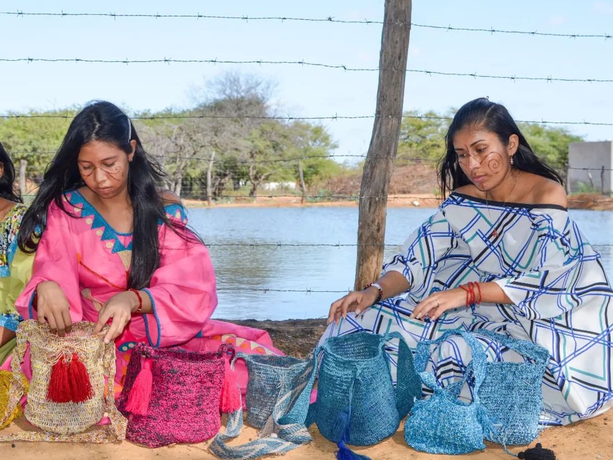 En Uribia, indígenas wayúu elaboran mochilas a partir de bolsas plásticas recicladas