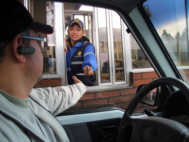 Hombre recibiendo el dinero del peaje (Getty Images)