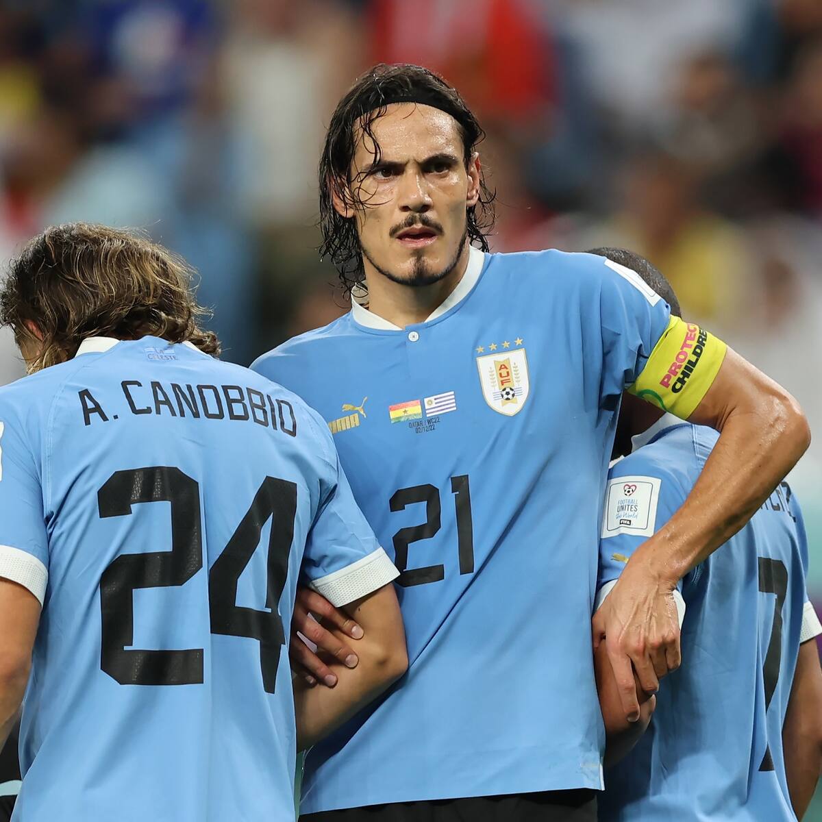 Edinson Cavani ‘estalló’ en ira tras eliminación de Uruguay: golpeó pantalla del VAR