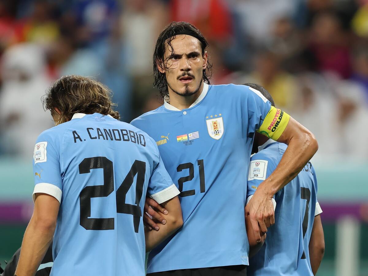 Edinson Cavani ‘estalló’ en ira tras eliminación de Uruguay: golpeó pantalla del VAR