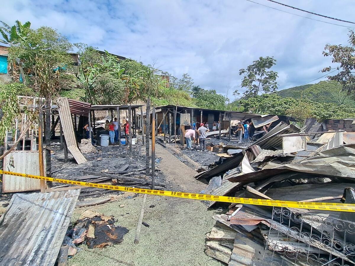 Incendio destruye ocho viviendas en La Palma, Cundinamarca