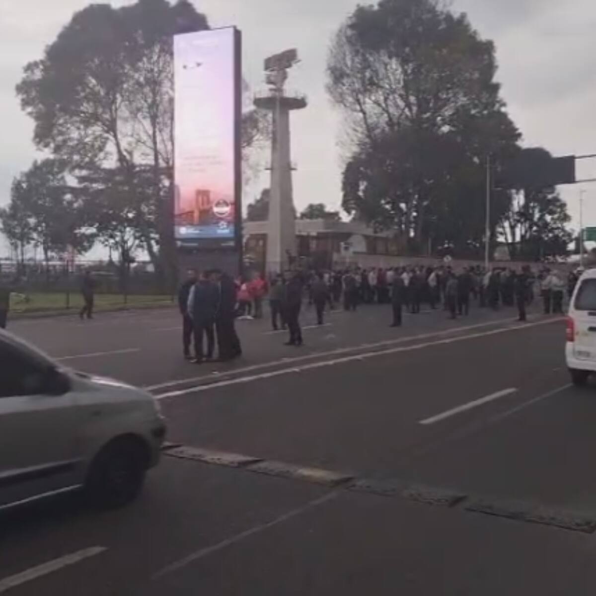 Taxistas intentan bloquear acceso al aeropuerto El Dorado por segundo día consecutivo