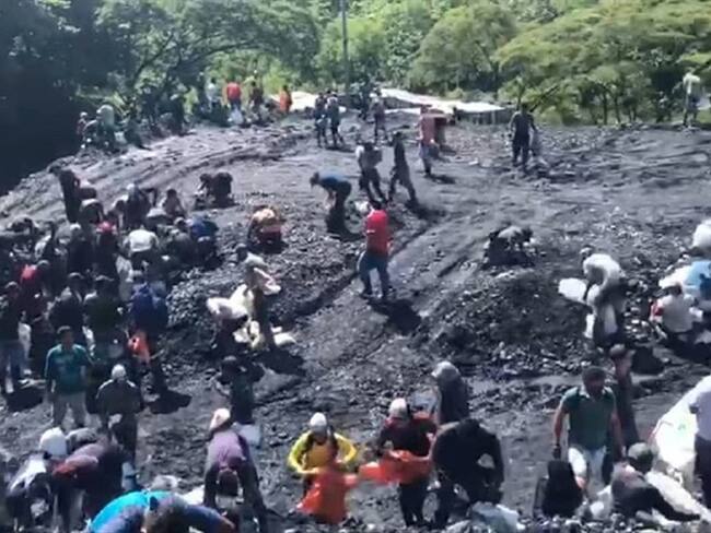 Ver personas peleando por cargas de tierra no es muy alentador: Compañías Muzo Colombia