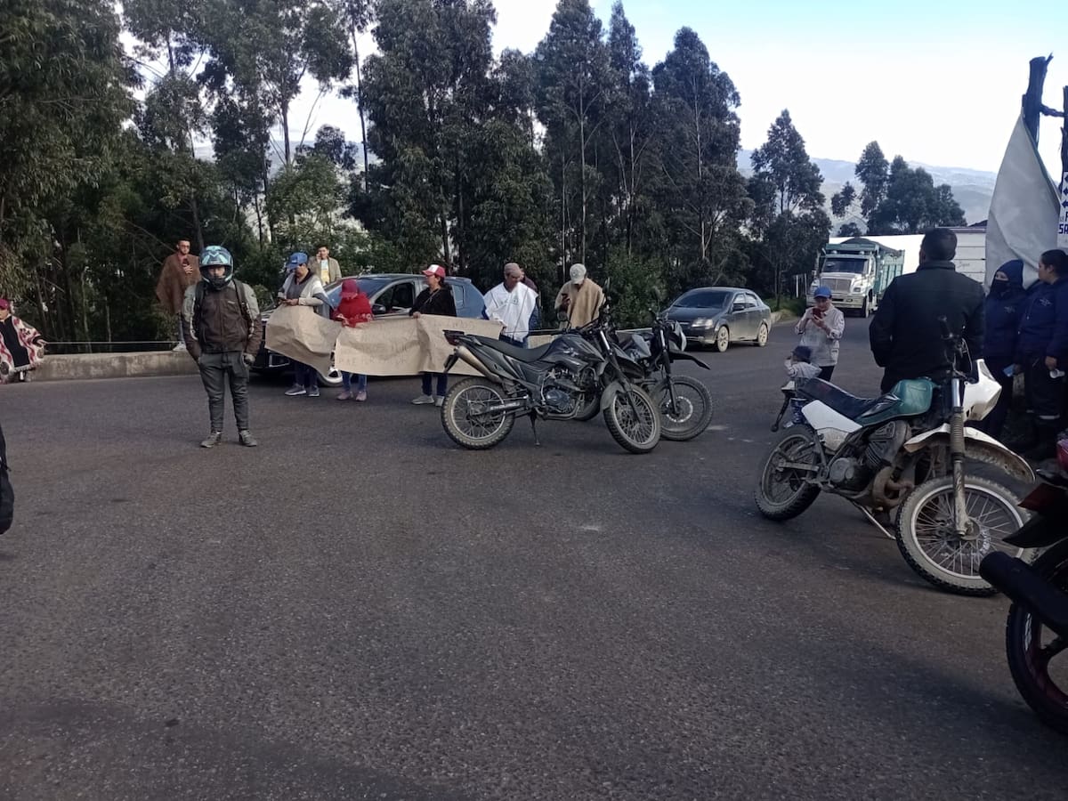 Padres de familias se cansaron y bloquearon vía Socotá – Tame por inconsistencias en PAE