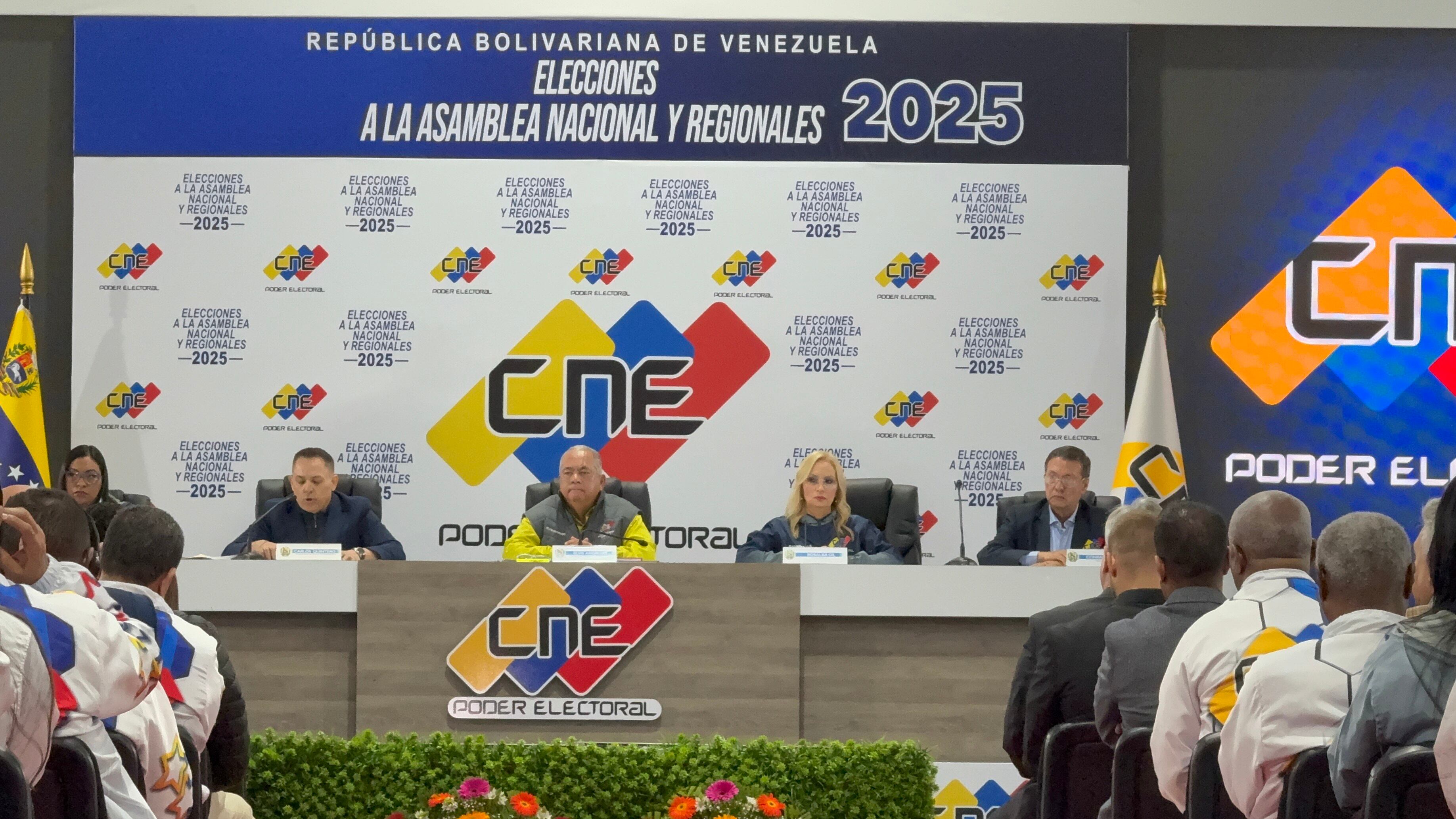 Consejo Nacional Electoral durante los resultados de las elecciones parlamentarias y regionales la noche del 25 de mayo. Foto: Gabriela González.