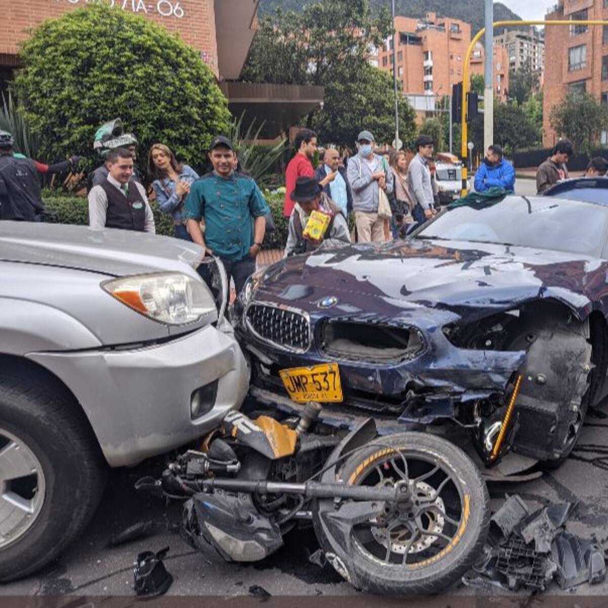 “Tras entregarles los objetos, empezaron a disparar”: conductor del BMW que arrolló a dos ladrones en Bogotá