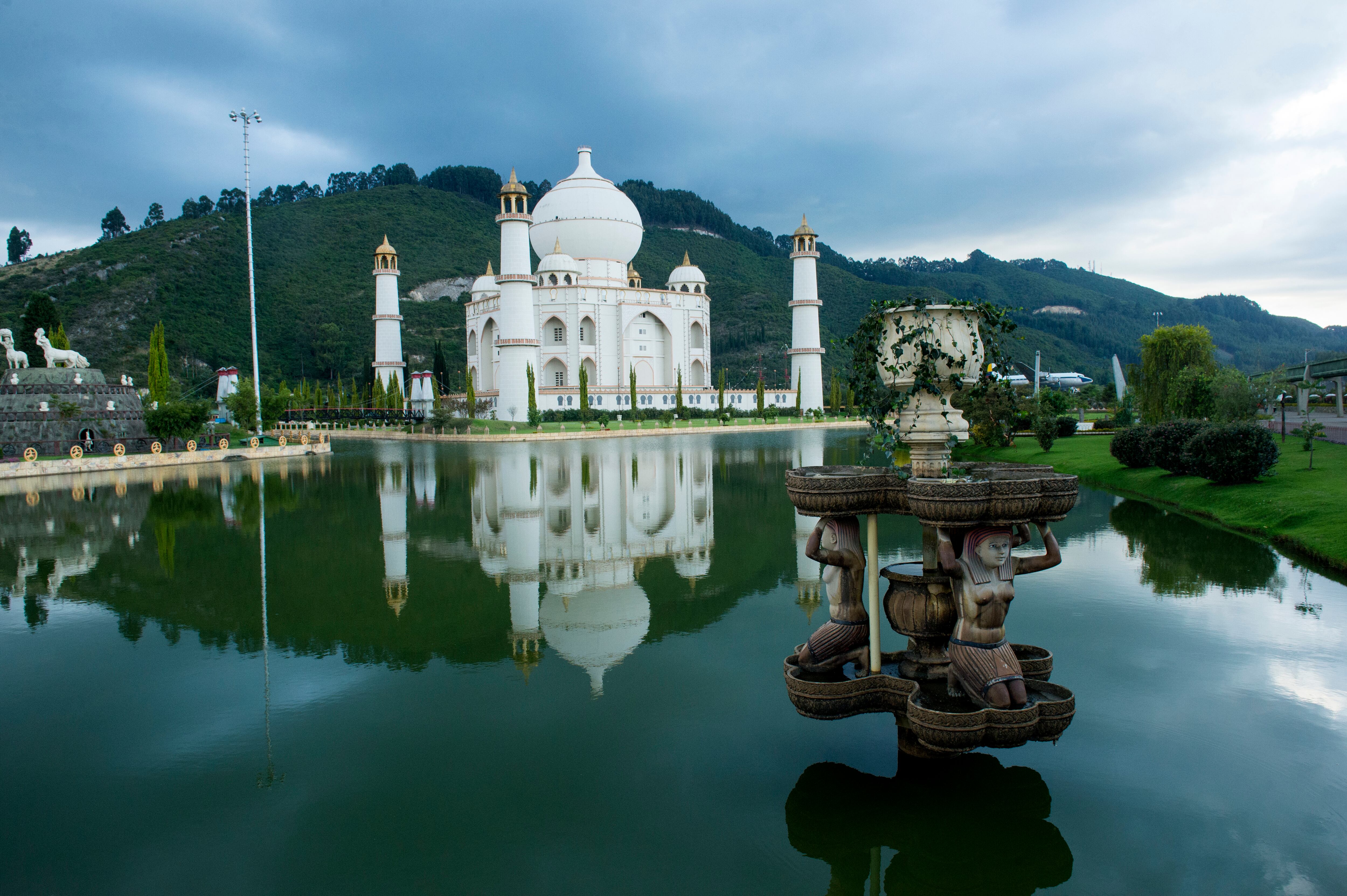 Vista de la réplica del Taj Mahal en el Parque Jaime Duque (Foto vía GettyImages)