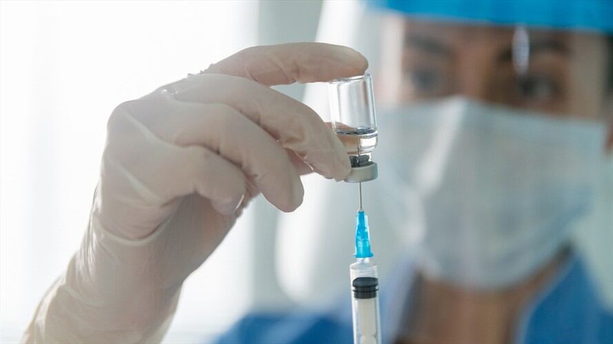 Ministerio de Salud expedirá la resolución que autorizará a las empresas para negociar e importar vacunas contra el COVID-19. Foto: Getty Images / HISPANOLISTIC