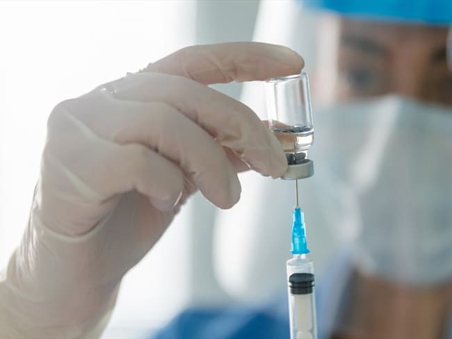 Ministerio de Salud expedirá la resolución que autorizará a las empresas para negociar e importar vacunas contra el COVID-19. Foto: Getty Images / HISPANOLISTIC