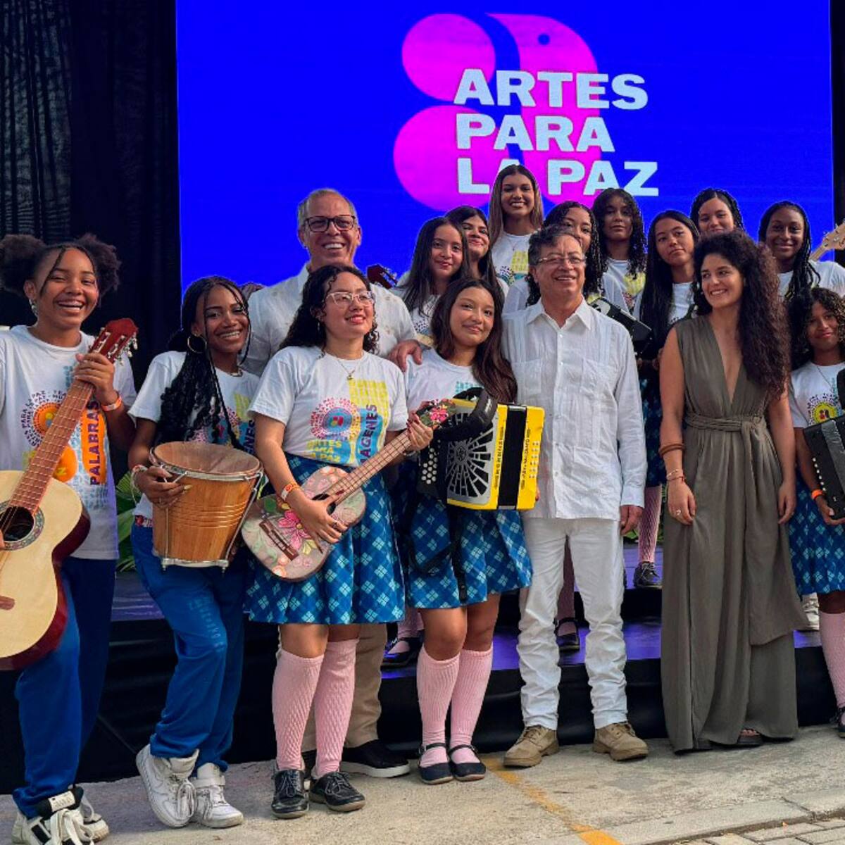 Presidente Gustavo Petro hizo entrega de instrumentos musicales en colegios de Santa Marta