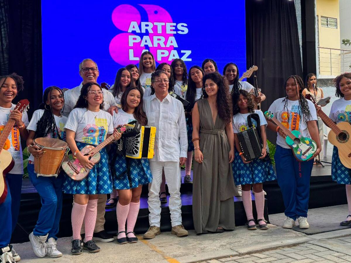 Presidente Gustavo Petro hizo entrega de instrumentos musicales en colegios de Santa Marta