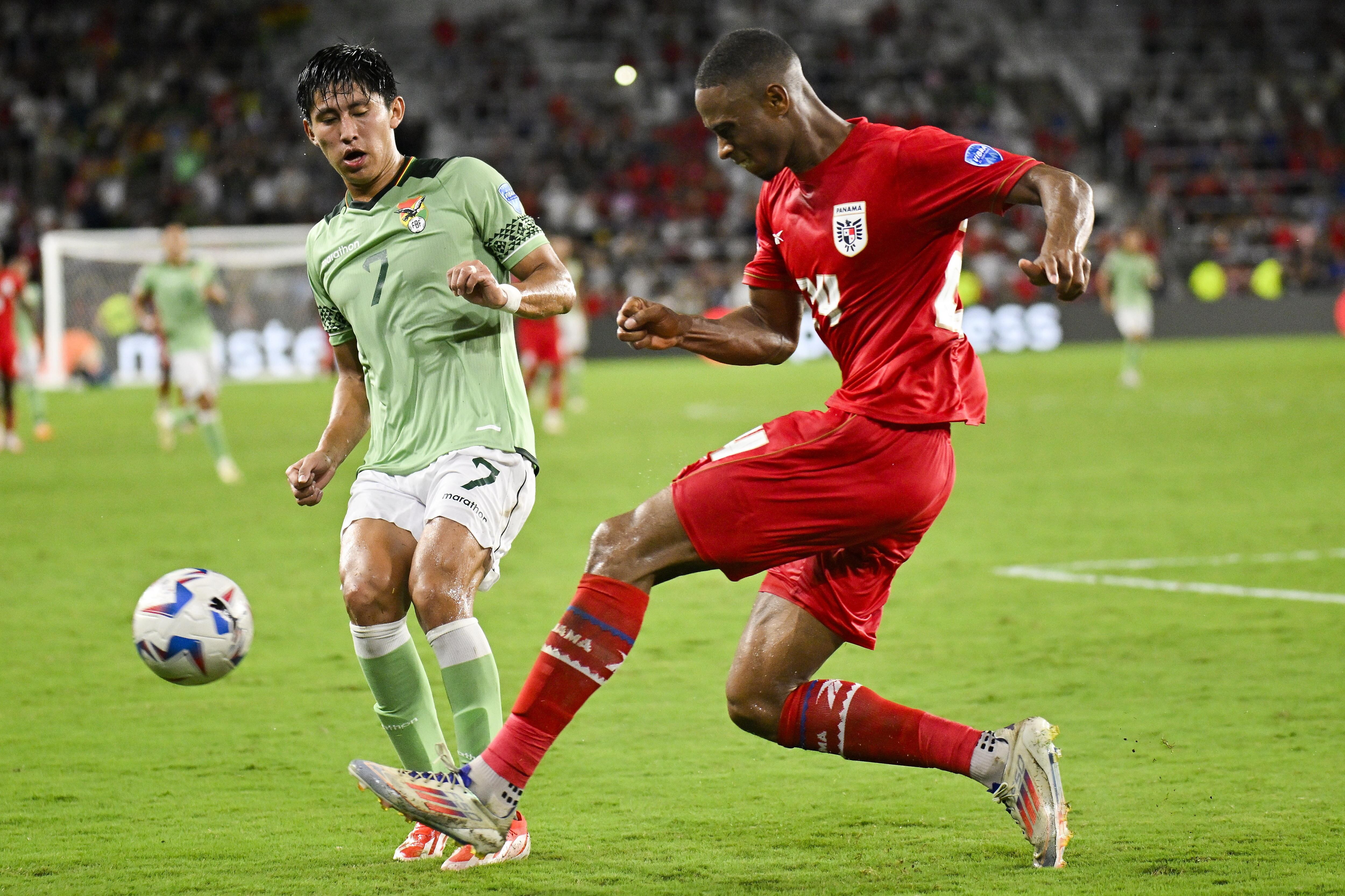 Orlando (United States), 02/07/2024.- Edgardo Farina of Panama (R) and Bolivia midfielder Miguel Terceros (L) battle for the ball during the second half of the CONMEBOL Copa America 2024 group C match between Bolivia and Panama, in Orlando, Florida, United States, 01 July 2024. (Estados Unidos) EFE/EPA/MIGUEL RODRIGUEZ