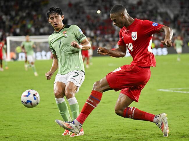 Orlando (United States), 02/07/2024.- Edgardo Farina of Panama (R) and Bolivia midfielder Miguel Terceros (L) battle for the ball during the second half of the CONMEBOL Copa America 2024 group C match between Bolivia and Panama, in Orlando, Florida, United States, 01 July 2024. (Estados Unidos) EFE/EPA/MIGUEL RODRIGUEZ