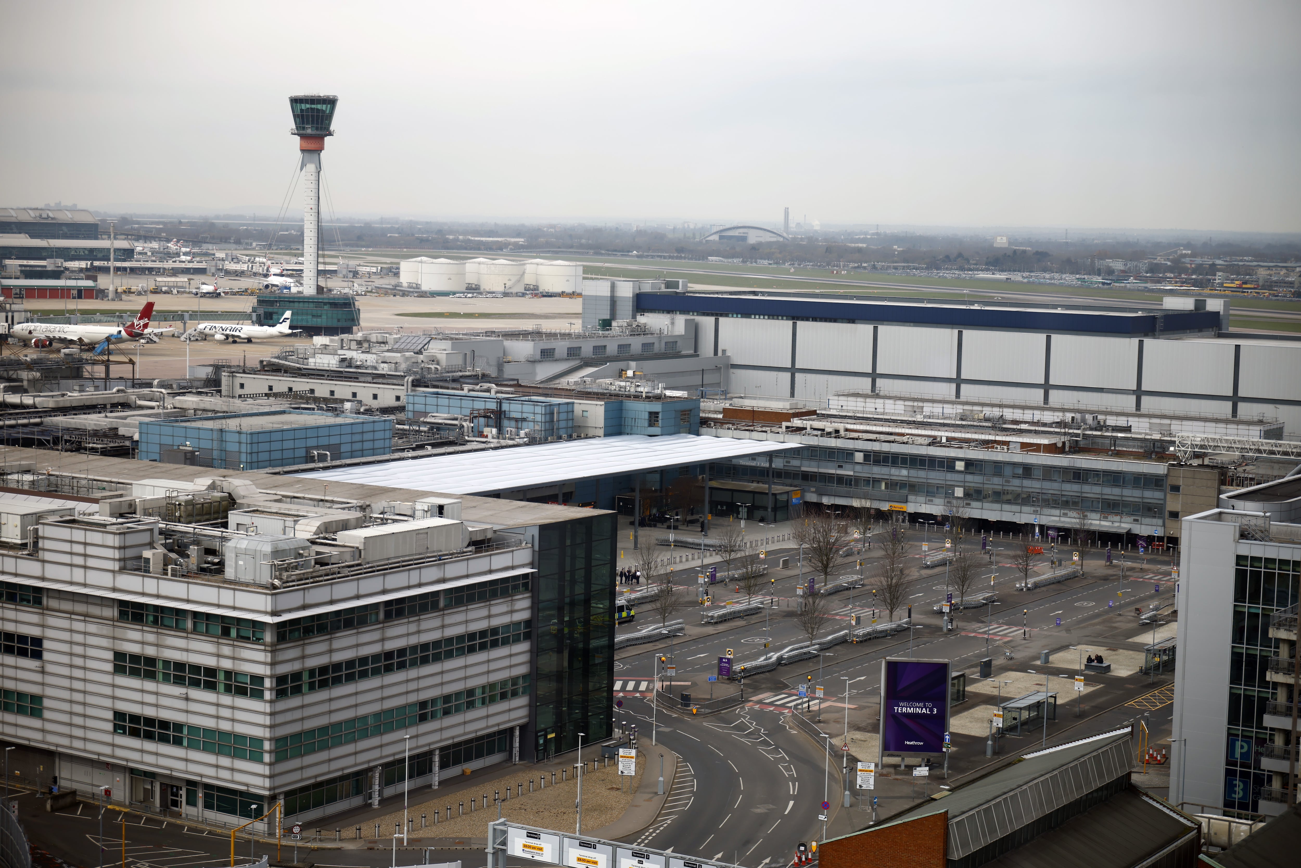 El aeropuerto londinense de Heathrow tras su cierra temporal tras el incendio de la subestación eléctrica que lo abastece. FOTO: EFE/EPA/TOLGA AKMEN