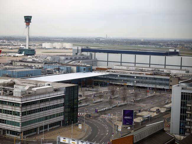 El aeropuerto londinense de Heathrow tras su cierra temporal tras el incendio de la subestación eléctrica que lo abastece. FOTO: EFE/EPA/TOLGA AKMEN