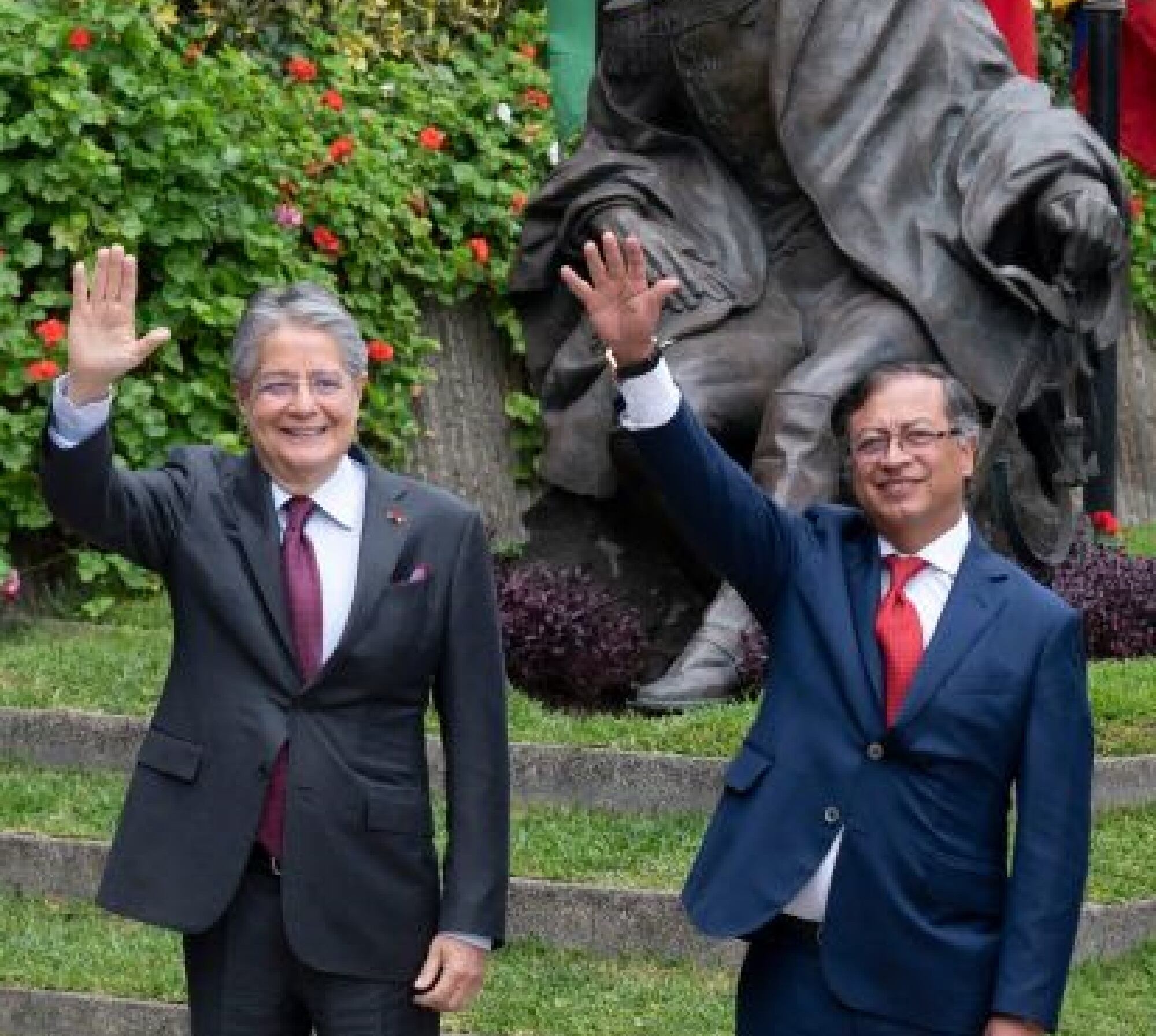Presidente de Ecuador, Guillermo Lasso y presidente de Colombia, Gustavo Petro. Foto: CRIS BOURONCLE/AFP via Getty Images.