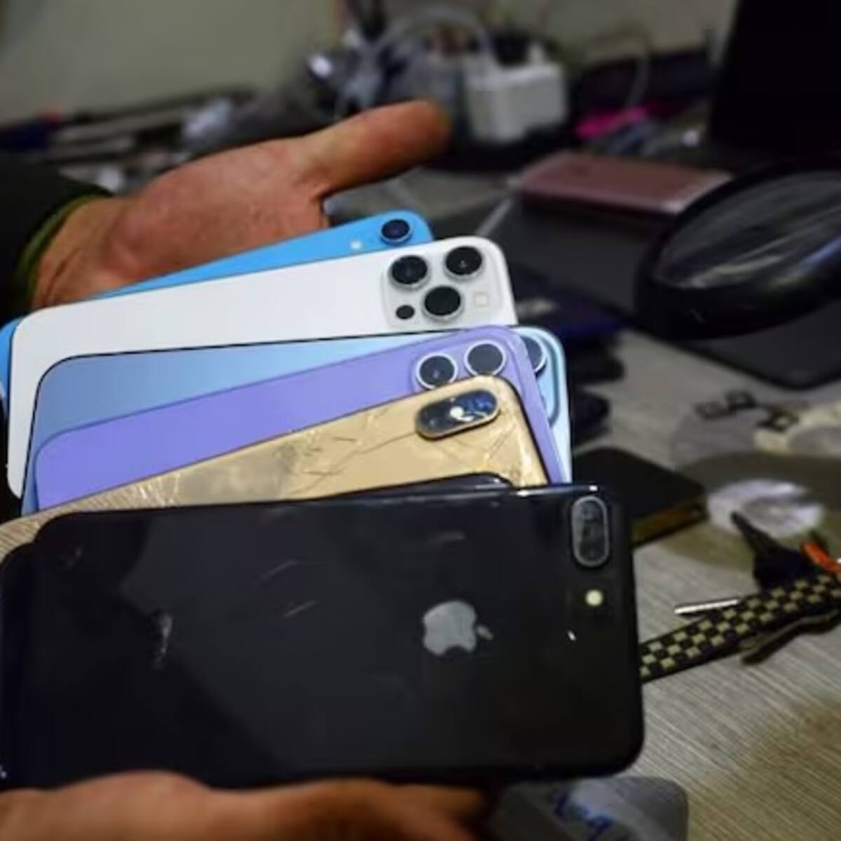 Capturan en el aeropuerto El Dorado a hombres que querían sacar del país 20 celulares robados