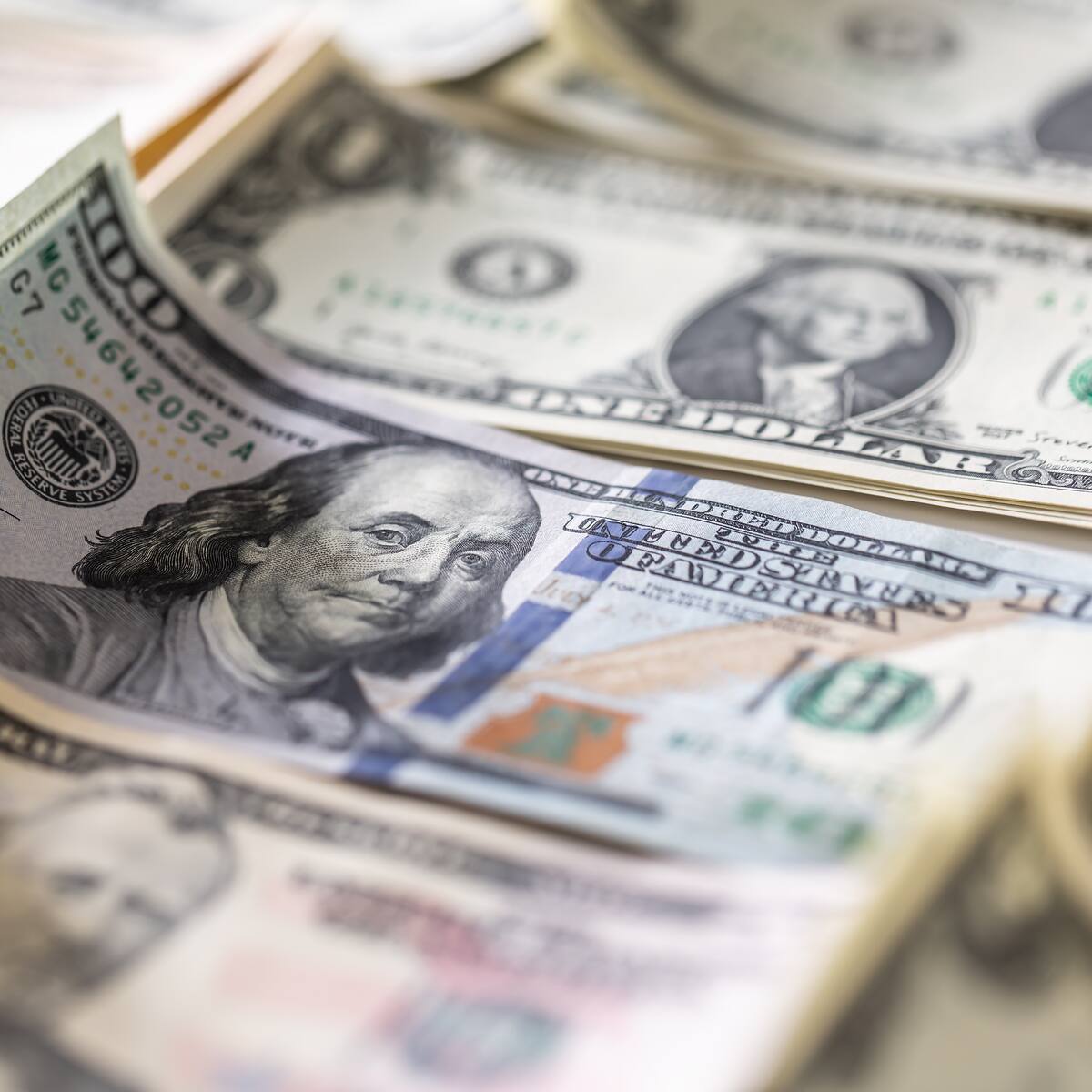 Dólar supera los $ 4.300 por primera vez desde octubre 2023