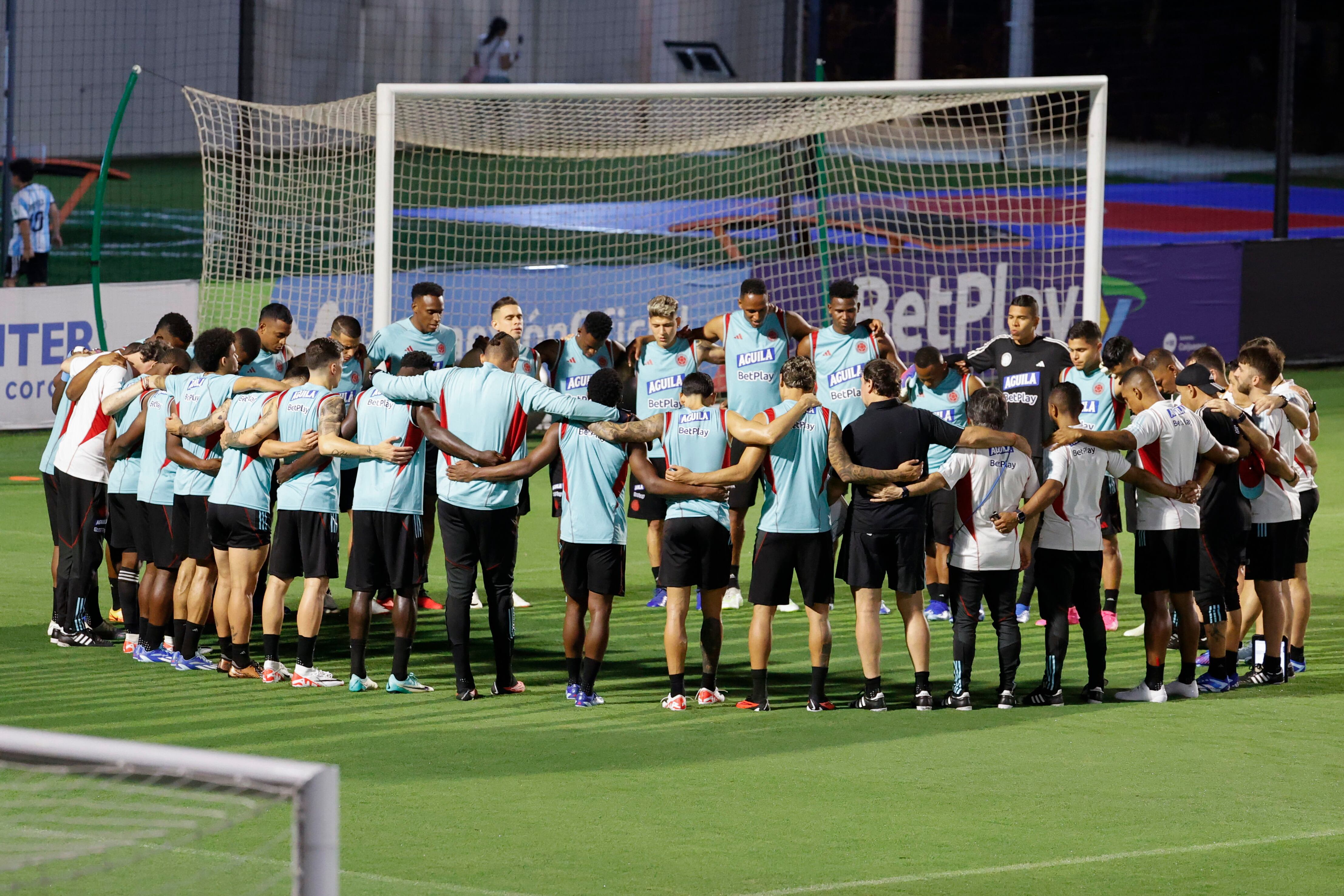 AMDEP2916. BARRANQUILLA (COLOMBIA), 15/11/2023.- Jugadores de la selección Colombia de mayores se abrazan en un entrenamiento en Barranquilla (Colombia). Colombia enfrentará a Brasil como parte de las eliminatorias sudamericanas para el Mundial 2026. EFE/ Mauricio Dueñas Castañeda