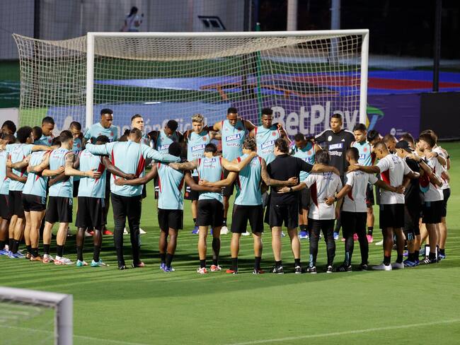 AMDEP2916. BARRANQUILLA (COLOMBIA), 15/11/2023.- Jugadores de la selección Colombia de mayores se abrazan en un entrenamiento en Barranquilla (Colombia). Colombia enfrentará a Brasil como parte de las eliminatorias sudamericanas para el Mundial 2026. EFE/ Mauricio Dueñas Castañeda
