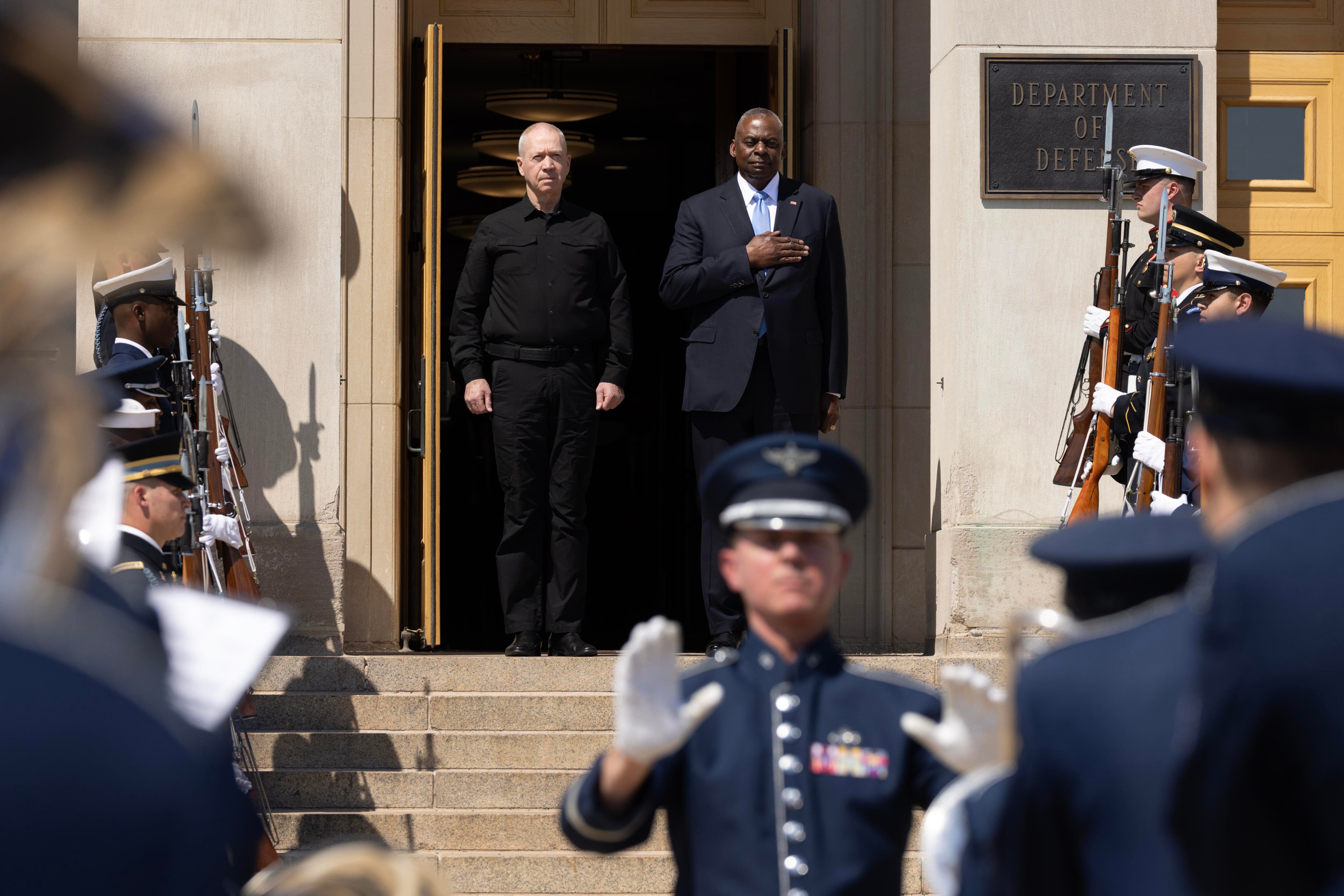 Secretario de Defensa estadounidense, Lloyd Austin y ministro de Defensa de Israel, Yoav Gallant. Foto: EFE/EPA/MICHAEL REYNOLDS