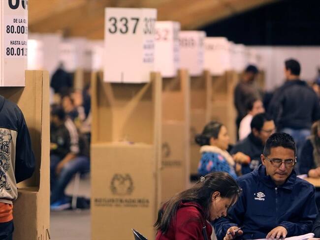 Colombianos votando en el plebiscito. Foto: Agencia EFE