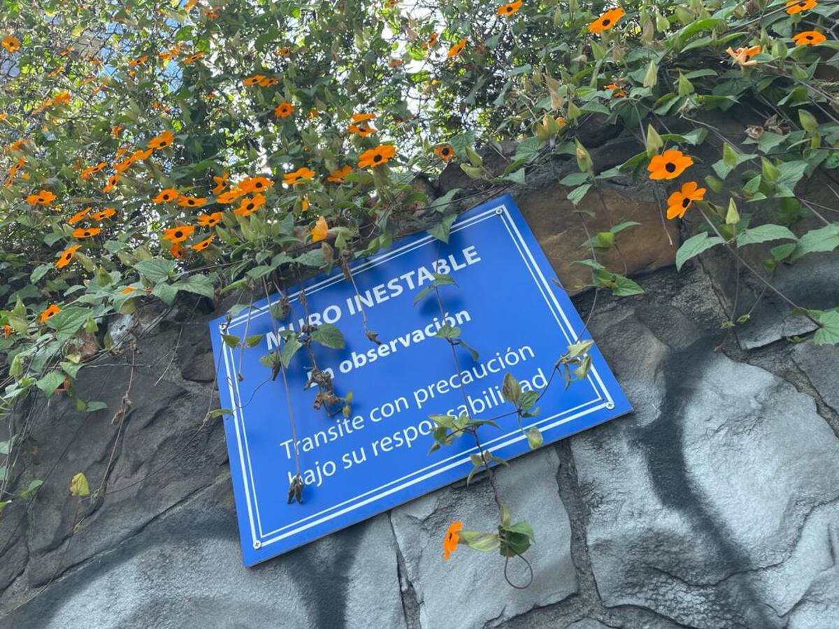 A un paso de desplomarse: un muro en Chapinero está en riesgo de colapso