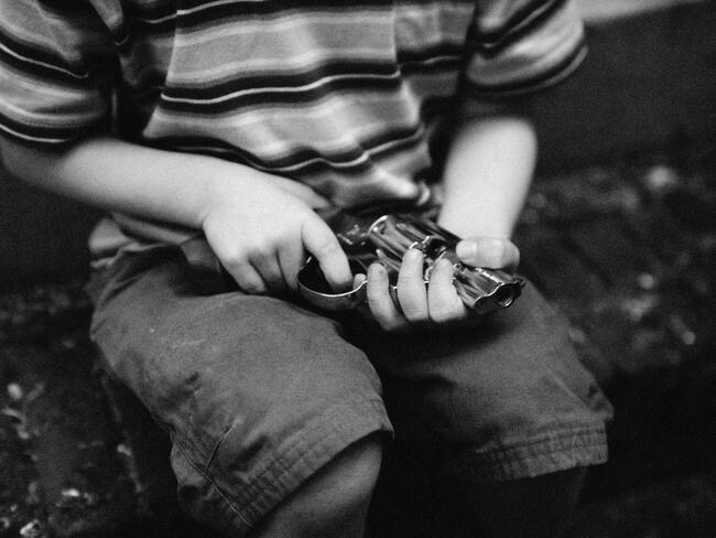 Imagen de referencia de niño armado. Foto: Getty Images