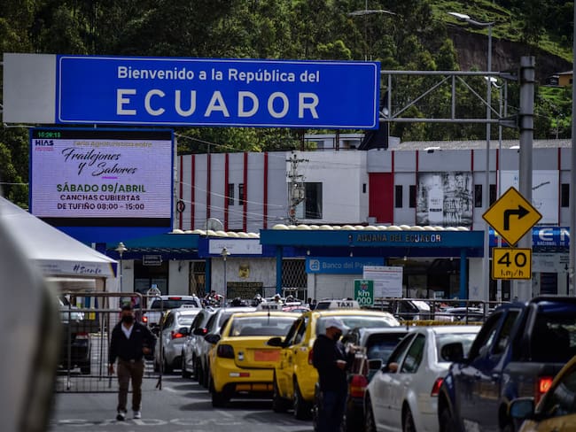 Transportadores de carga de Ecuador amenazan con quemar vehículos colombianos
