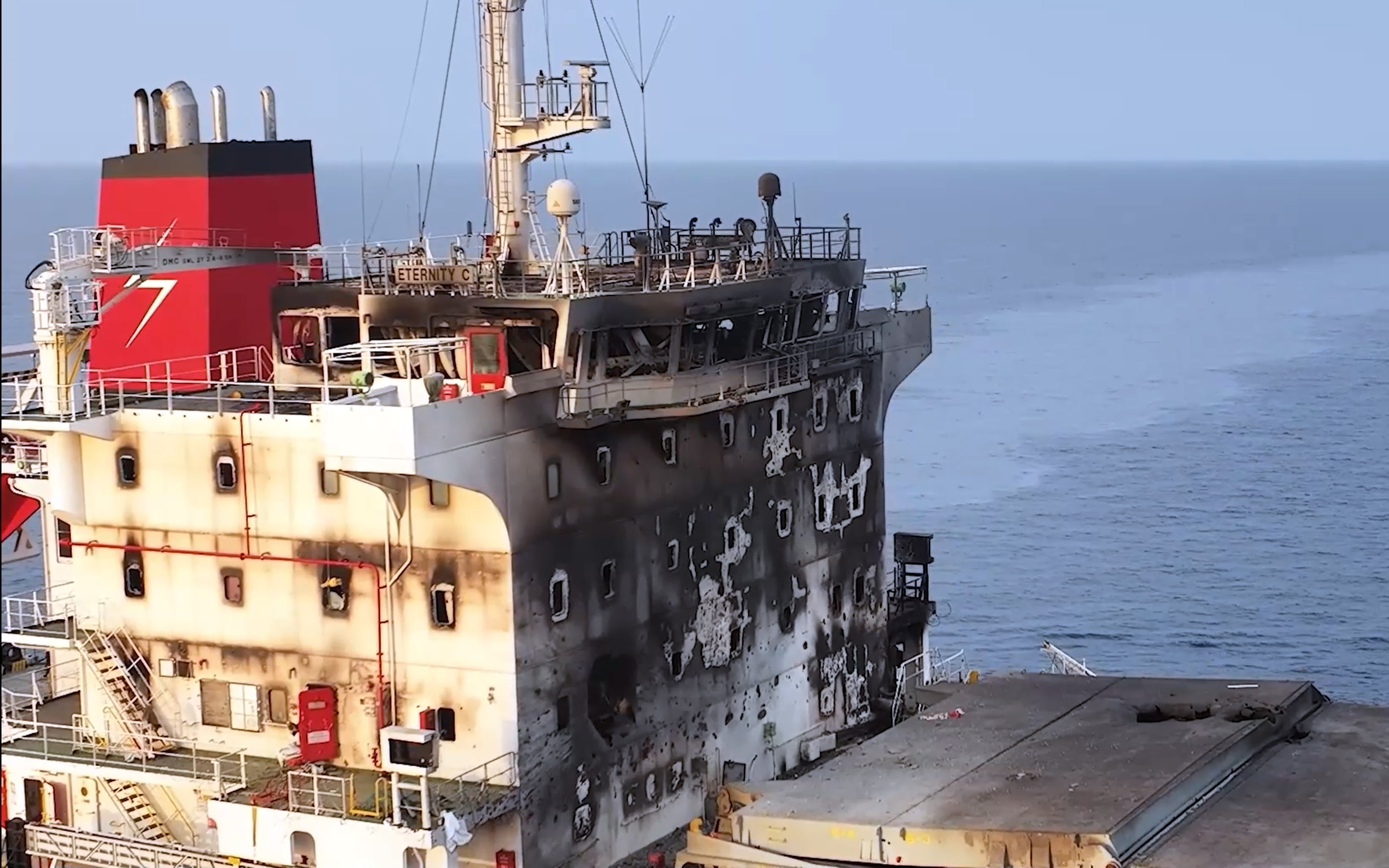 Israel bombardea el puerto de Al Hodeida en Yemen. EFE/EPA/HOUTHIS MILITARY 